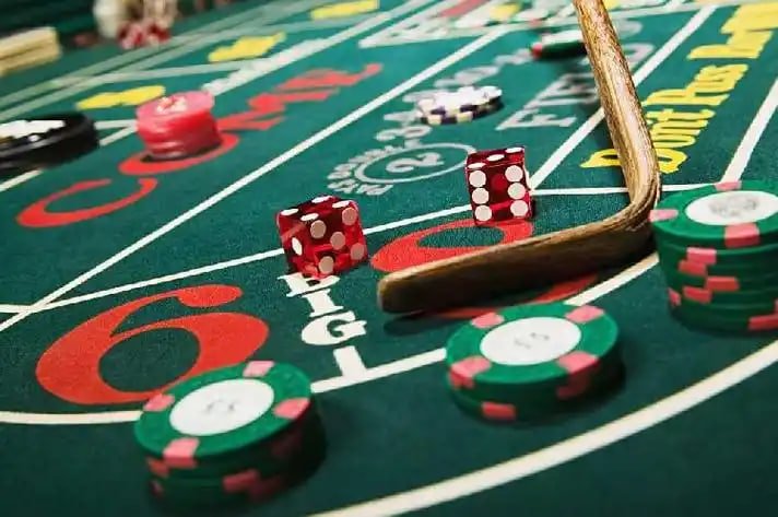 kanjengtoto live-dealer table displayed on a mobile phone screen with live blackjack action